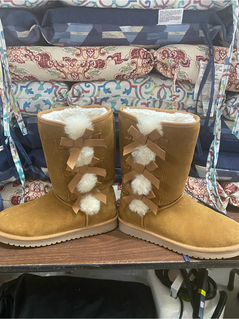 Koolaburra 8 Women’s Tan Suede Shearling Pom-Pom Boots